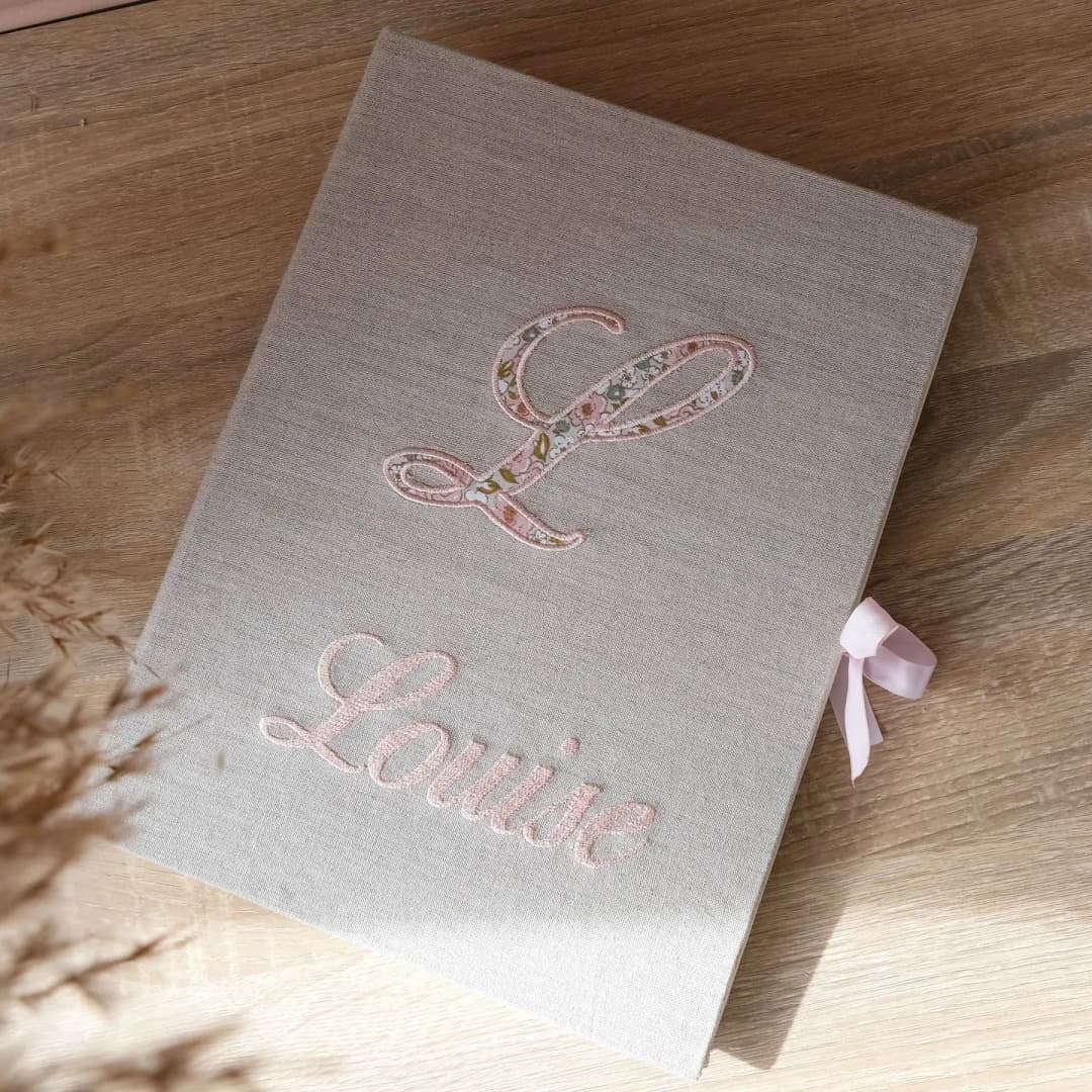 Album photo de naissance avec initial personnalisé