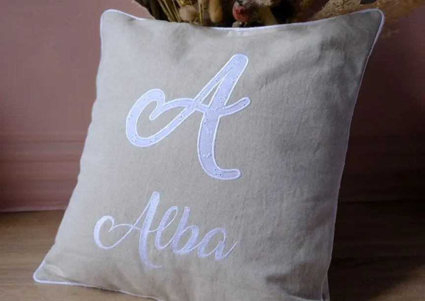 Coussin personnalisable avec prénom brodé - Mallyana Création
