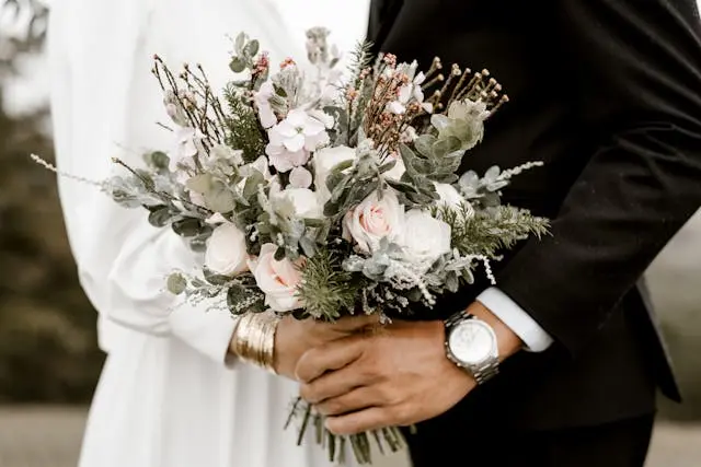 Un couple pendant leur mariage pour illustrer la catégorie mariage de la boutique de Mallyana Création
