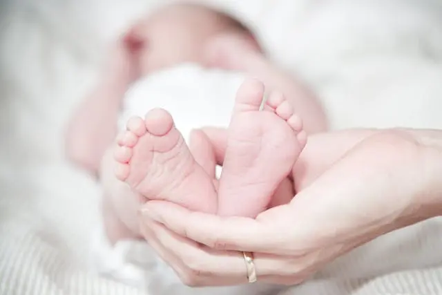 Photo de pieds de bébé pour illustrer la catégorie naissance de la boutique de Mallyana Création