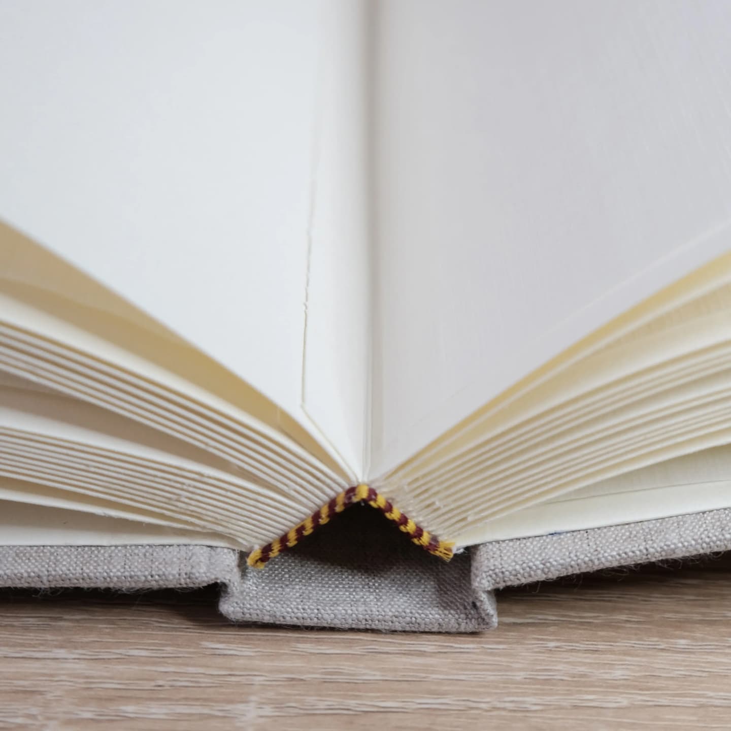 Livre ouvert avec une reliure artisanale - créations orphelines Mallyana Création