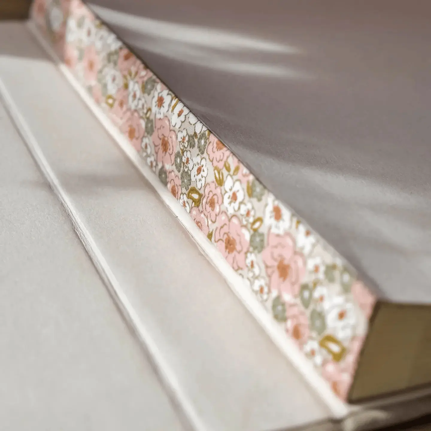 Livre ouvert avec une reliure artisanale pour illustrer la catégorie des créations orphelines de la boutique de Mallyana Création
