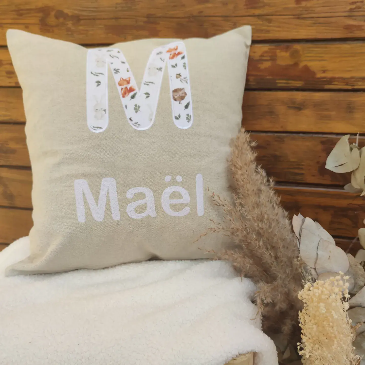 Coussin personnalisé en lin et coton avec prénom brodé et initiale - photo 1