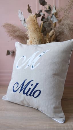 Coussin personnalisé en lin et coton avec prénom brodé et initiale - photo 5