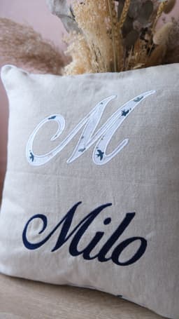 Coussin personnalisé en lin et coton avec prénom brodé et initiale - photo 6