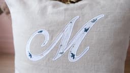 Coussin personnalisé en lin et coton avec prénom brodé et initiale - photo 7