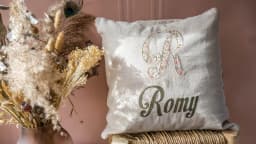 Coussin personnalisé en lin et coton avec prénom brodé et initiale - photo 11