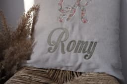 Coussin personnalisé en lin et coton avec prénom brodé et initiale - photo 12