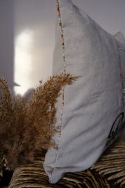 Coussin personnalisé en lin et coton avec prénom brodé et initiale - photo 13