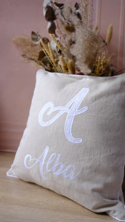 Coussin personnalisé en lin et coton avec prénom brodé et initiale - photo 14