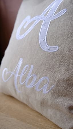 Coussin personnalisé en lin et coton avec prénom brodé et initiale - photo 15
