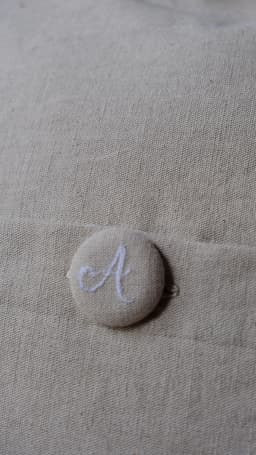 Coussin personnalisé en lin et coton avec prénom brodé et initiale - photo 17
