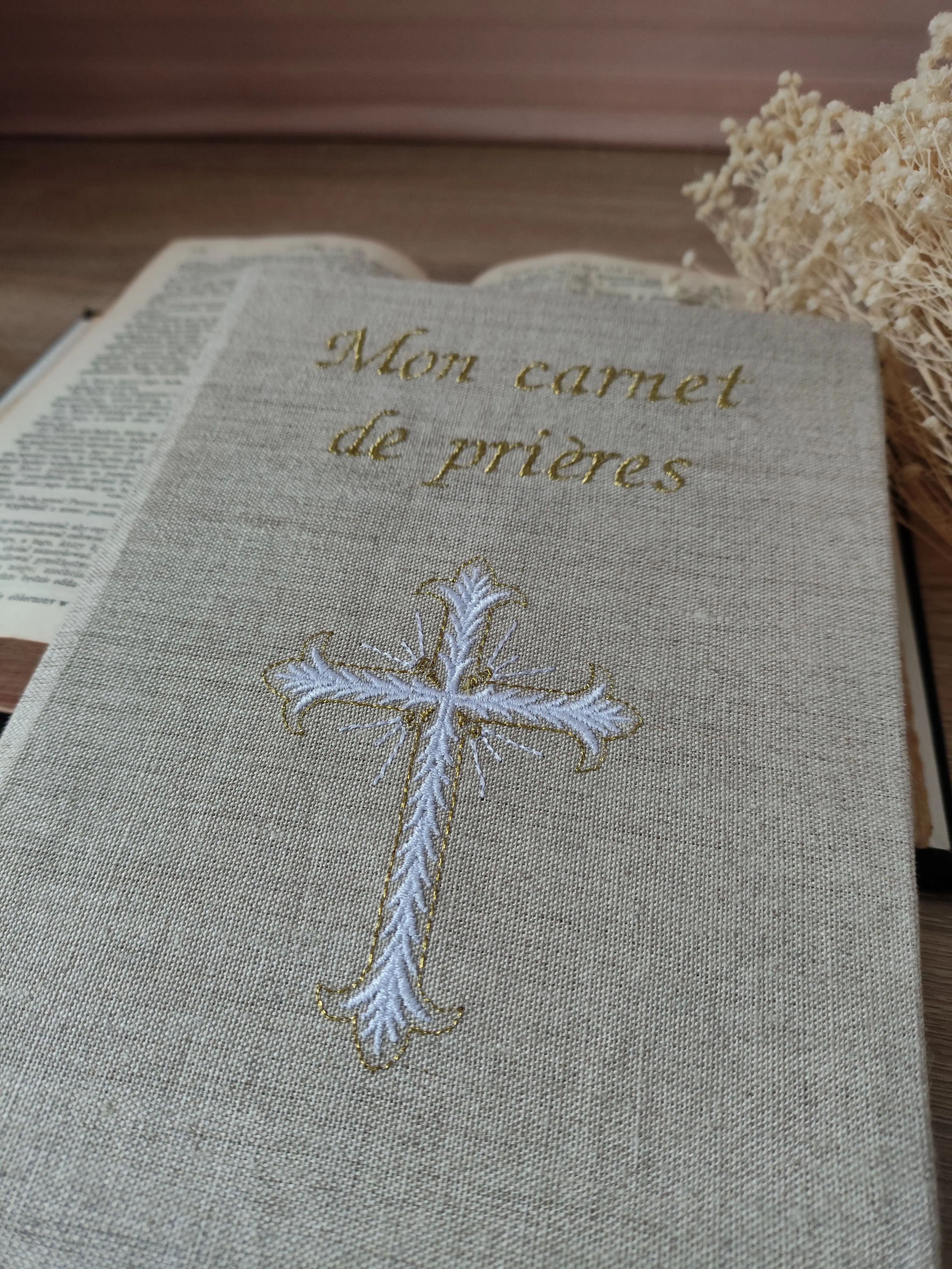 Carnet de prière en lin brut – Fait main et personnalisable - photo 1