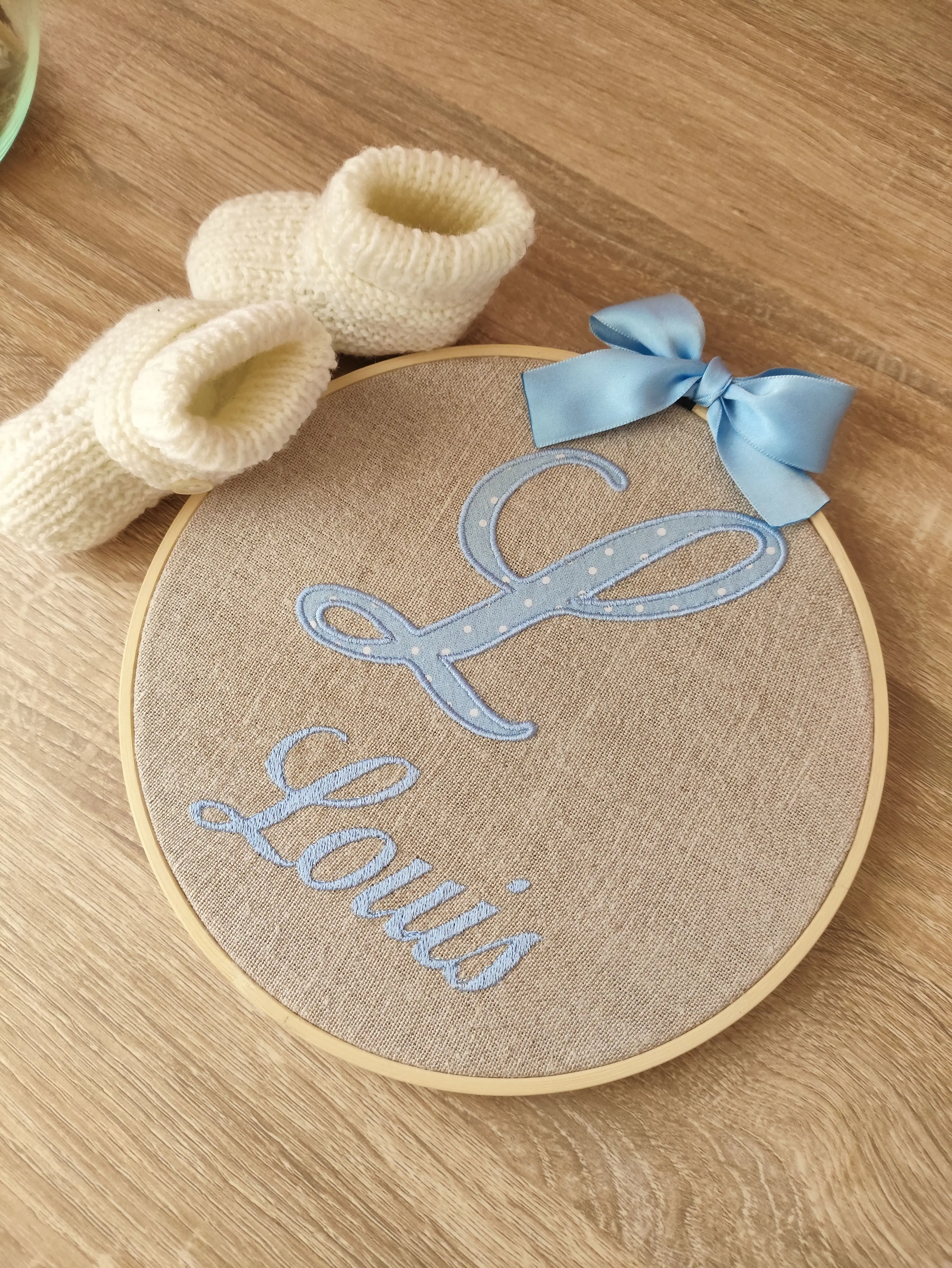 Gros plan sur un album photo de naissance personnalisé avec le prénom Romy brodé – création artisanale française de Mallyana Création.